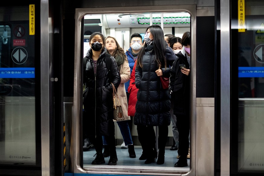 Menschen in der Pekinger U-Bahn.