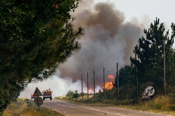 The Fires Continue To Destroy In France In Gironde,Not far from Landuras,the fire is getting closer to the villages,like here in Hostens,the firemen are doing their best to contain the flames , in Lan ...