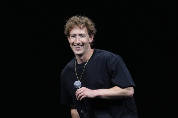 ARCHIV - 29.07.2024, USA, Denver: Meta-Gründer und CEO Mark Zuckerberg wird auf der SIGGRAPH 2024, einer Konferenz für Computergrafik und interaktive Techniken, im Colorado Convention Center in der In ...