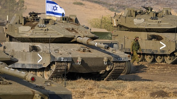 11.10.2023, Israel, --: Israelische Panzer stehen in der Nähe der Grenze zum Libanon. Die wie die Hamas eng mit dem Iran verbundene Schiitenmiliz Hisbollah im Libanon teilte mit, sie habe Raketen auf  ...