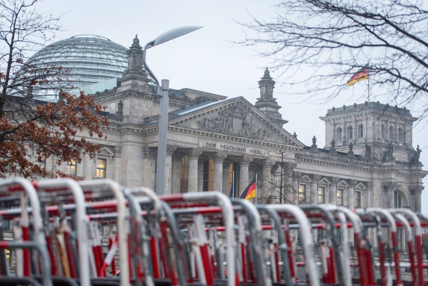 Berlin, Berliner Polizei sperrt die Bundestagswiese ab Deutschland, Berlin - 17.11.2020: Am Tag vor der geplanten Demo von Gegnern und Kritikern der aktuellen Politik der Bundesregierung gegen die Aus ...