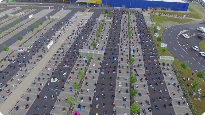 Um trotz der Abstandsregel ihr Festtagsgebet abhalten zu können, versammelten sich hunderte Muslime in Wetzlar auf dem Ikea-Parkplatz.