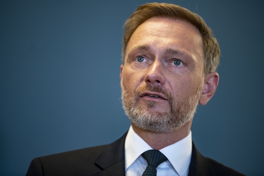 Für Finanzminister Christian Lindner (FDP) sind Tankrabatt und 9-Euro-Ticket dauerhaft nicht durchführbar. 