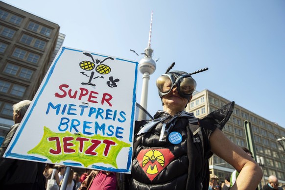 Menschen nehmen einer Demonstration teil mit dem Motto Mietenwahnsinn und protestieren gegen der rasante Wachstum der Mieten und gegen Zentrifizierung in Berlin am 6. April 2019. Demonstration Mietenw ...