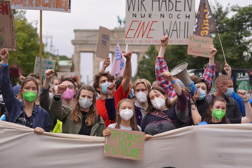 Die schwedische Klimaaktivistin Greta Thunberg (M) nimmt an einer Demonstration der Bewegung «Fridays for Future» teil. Kurz vor der Bundestagswahl finden deutschland- und weltweit Aktionen statt. Die ...