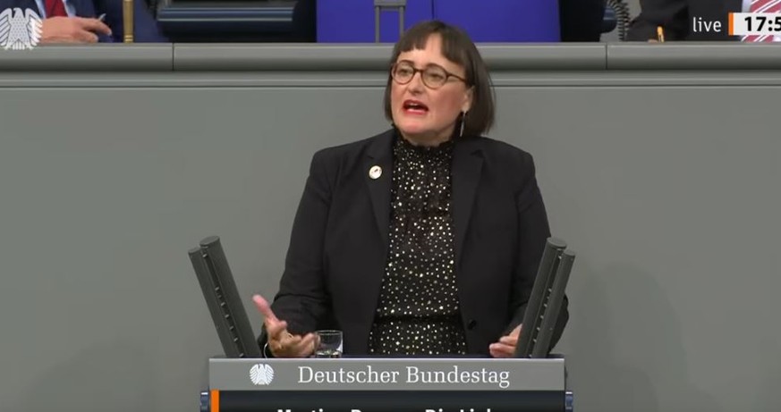 Die Linken-Politikerin Renner wurde aufgrund ihres Ansteckers am Donnerstagabend im Bundestag ermahnt.