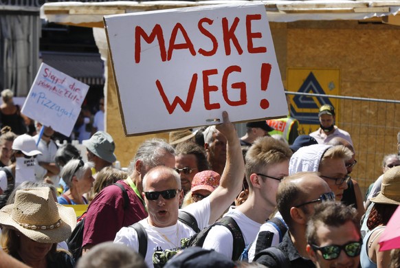 Berlin, DEU, 01.08.20220 -In Berlin demonstrieren Tausende Corona-Leugner gegen die Beschraenkungen in der Pandemie. Abstandsregeln wurden ignoriert. Masken traegt kaum jemand. Veranstalter der Demo i ...