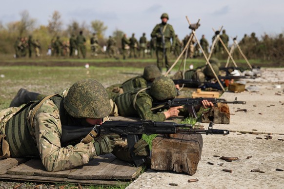 Ukraine-Konflikt, eingezoge Rekruten der russischen Armee erhalten Training in Region Donezk DONETSK PEOPLE S REPUBLIC - OCTOBER 1, 2022: Mobilized reservists of the Russian Army undergo combat traini ...