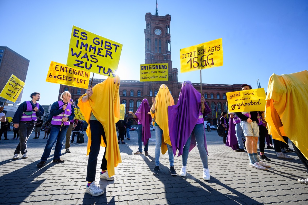ARCHIV - 26.09.2023, Berlin: Als «Geister» verkleidete Aktivisten der «Initiative Deutsche Wohnen & Co enteignen» halten bei einer Pressekonferenz vor dem Roten Rathaus über die nächsten Schritte ...