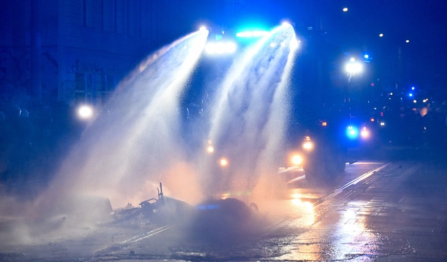 03.06.2023, Sachsen, Leipzig: Ein Wasserwerfer der Polizei l