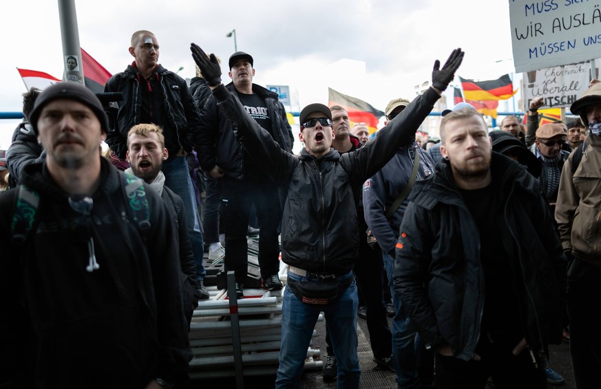 Am Tag der Deutschen Einheit demonstrierten rund 1000 Rechtsextreme in Berlin. 