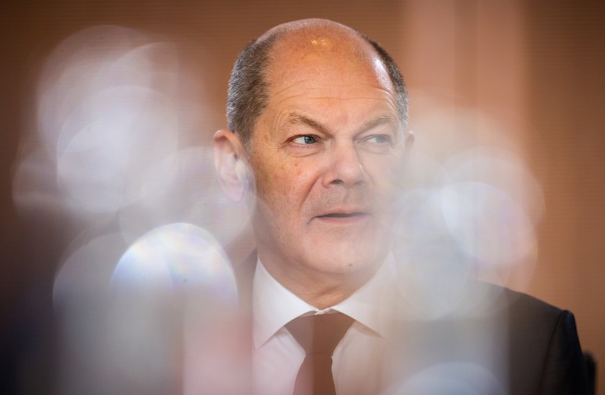 30.11.2022, Berlin: Bundeskanzler Olaf Scholz (SPD), wartet auf den Beginn zur Sitzung des Bundeskabinetts im Kanzleramt. In der Sitzung soll unter anderem über die Fachkräfte-Einwanderung beraten wer ...