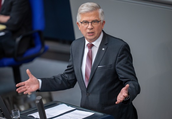 07.04.2022, Berlin: Andrew Ullmann, FDP-Gesundheitsexperte, spricht im Plenum im Bundestag. Der Deutsche Bundestag stimmt in der Sitzung �ber eine Impfpflicht gegen das Coronavirus ab. Foto: Michael K ...