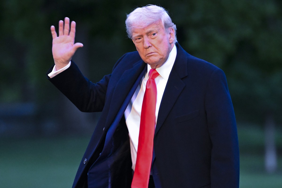 President Donald Trump arrives on the South Lawn of the White House, Thursday, May 22, 2025, in Washington, after attending a crypto dinner at Trump National Golf Club Washington DC. (AP Photo/John Mc ...