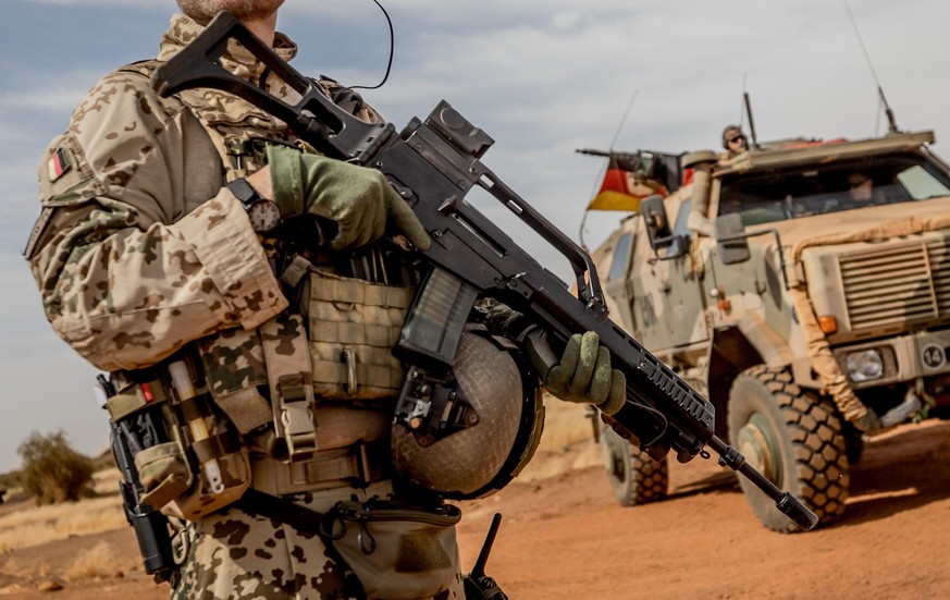 ARCHIV - 13.11.2018, Mali, Gao: Ein Soldat der Bundeswehr steht mit einem Sturmgewehr vom Typ G36 am Flughafen nahe des St