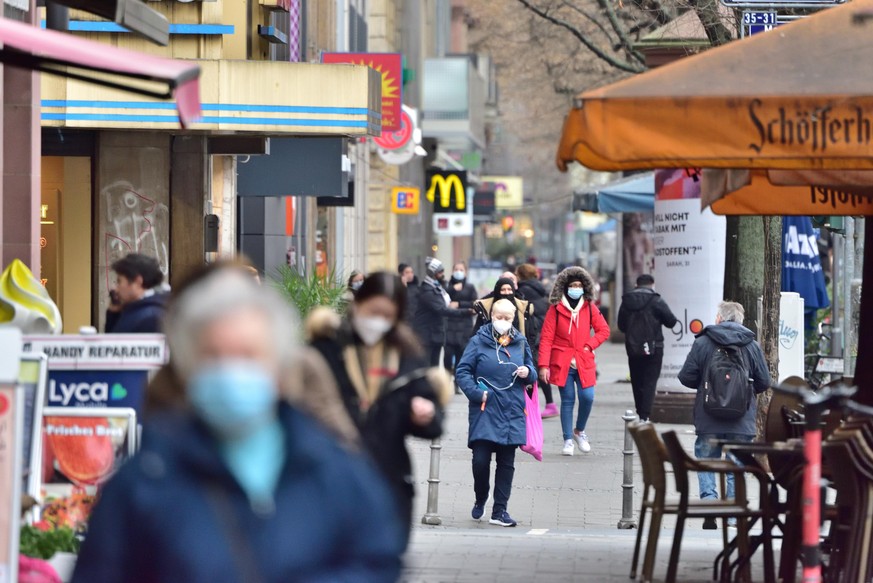 Die Corona Pandemie im Februar 2022. Wie hier in Frankfurt, gilt an vielen Orten noch eine Maskenpflicht im Freien. Die Inzidenzen sind bundesweit im vierstelligen Bereich und die Menschen hoffen auf  ...