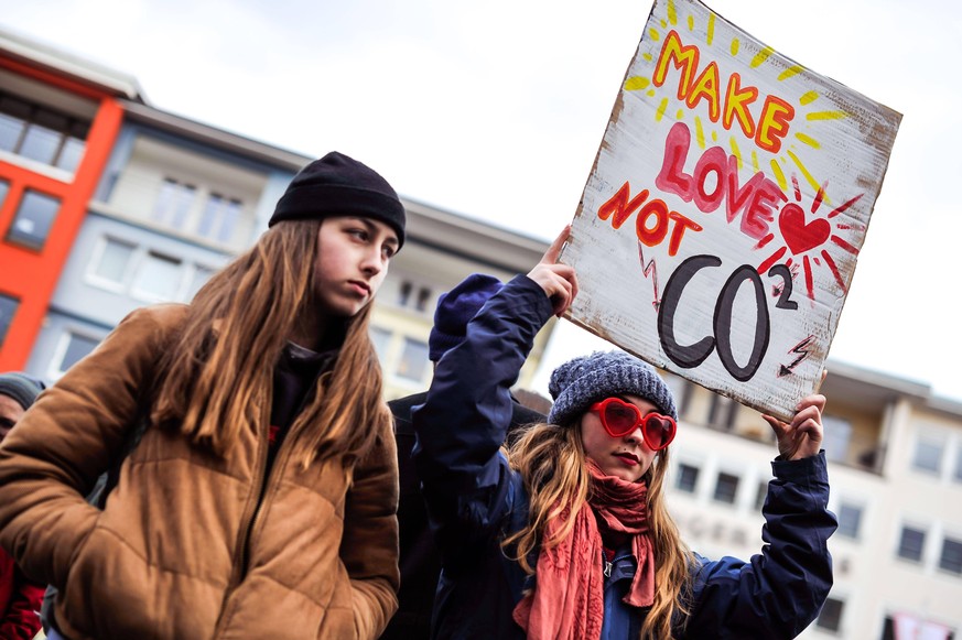 Fridays for Future. Valentinsstreik vor dem stuttgarter Rathaus, Jugentliche verlangen mehr Klimaschutz von der Regierung. Stuttgart Baden-Wuerttemberg Deutschland *** Fridays for Future Valentines St ...