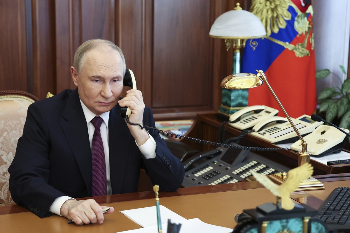22.05.2025, Russland, Moskau: Auf diesem von der staatlichen russischen Nachrichtenagentur Sputnik via AP veröffentlichten Foto spricht der russische Präsident Wladimir Putin mit Nikolai Wolobujew, de ...