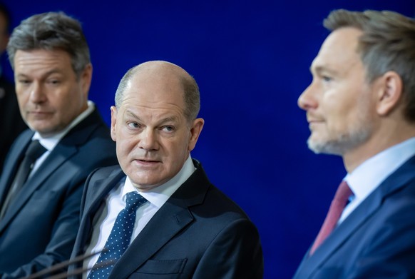 ARCHIV - 13.12.2023, Berlin: Robert Habeck (l-r, Bündnis 90/Die Grünen), Bundesminister für Wirtschaft und Klimaschutz, Bundeskanzler Olaf Scholz (SPD) und Christian Lindner (FDP), Bundesminister der  ...