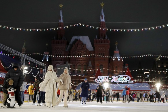 28.11.2022, Russland, Moskau: Menschen gehen Schlittschuhlaufen auf der Eisbahn auf dem Roten Platz. Die Temperaturen in Moskau fielen auf Minus 5 Grad. Foto: Uncredited/AP/dpa +++ dpa-Bildfunk +++