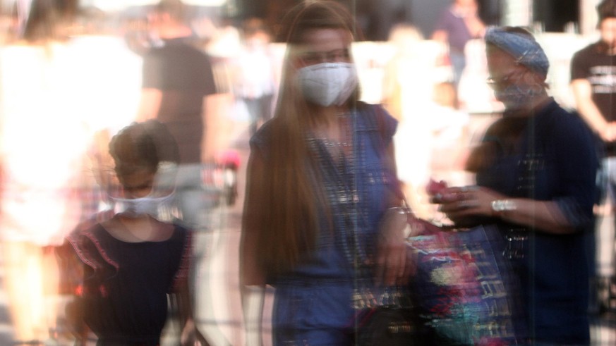 Nach der Lockerung der Schutzmaßnahmen sieht die Einkaufsstraße und Fußgängerzone Neuhauser Straße Kaufingerstraße in der Innenstadt von München wieder so wie vor der Coronakrise aus: mit großem Andra ...