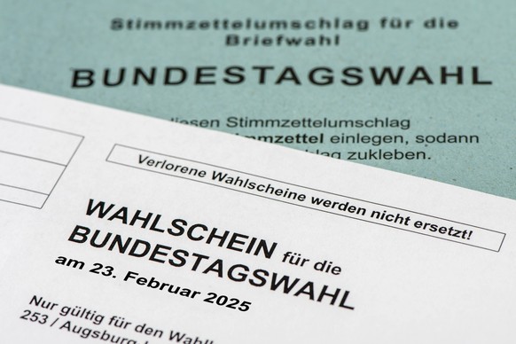 Wahlschein und Briefwahl zur Bundestagswahl 2025 Wahlschein und Briefwahl zur Bundestagswahl am 23. Februar 2025 - Symbolbild - manipuliert - FOTOMONTAGE *** Ballot paper and postal vote for the 2025  ...