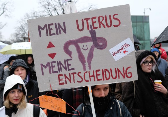 26.01.2019, Hamburg: Eine Teilnehmerin einer Demonstration gegen die Paragrafen 218 und 219a, die Schwangerschaftsabbrüche und das Werbeverbot dafür regeln, hält ein Schild mit der Aufschrift &quot;Me ...
