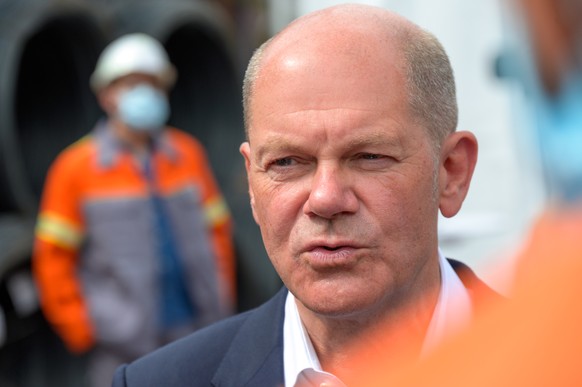 12.08.2021, Hamburg: Olaf Scholz (SPD), Bundesfinanzminister und Kanzlerkandidat der SPD, spricht bei einem Interview auf dem Gel�nde des Stahlwerks der ArcelorMittal GmbH. Foto: Jonas Walzberg/dpa ++ ...