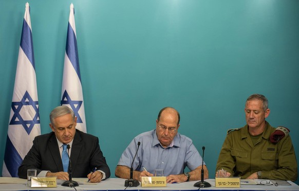 (140827) -- JERUSALEM, Aug. 27, 2014 -- Israeli Prime Minister Benjamin Netanyahu (L), Israeli Defense Minister Moshe Ya alon (C) and the Israel Defense Forces Chief of Staff Benny Gantz attend a pres ...