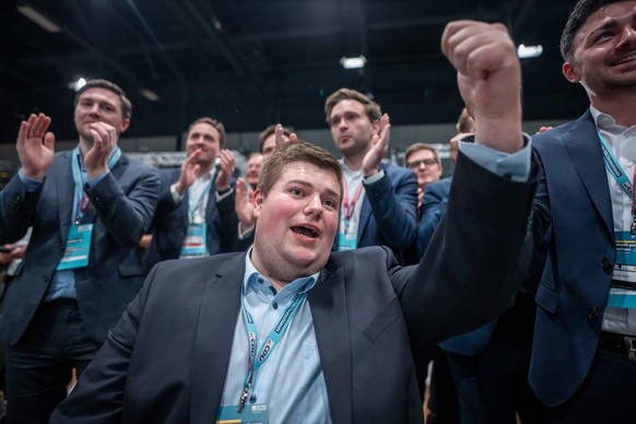 06.05.2024, Berlin: Johannes Volkmann (vorne), Enkel von Altkanzler Kohl, freut sich beim CDU-Bundesparteitag nach seiner Wahl in den Bundesvorstand der CDU. Beim Parteitag der Union wird die Führungs ...