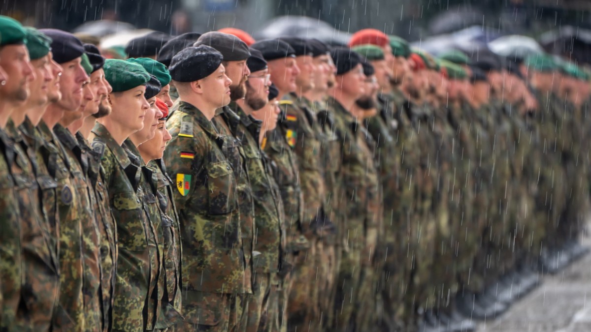 22.05.2025, Litauen, Vilnius: Bundeswehr-Soldaten stehen mit dem Patch der Litauen Brigade beim Aufstellungsappell der Panzerbrigade 45. Die Panzerbrigade 45 der Bundeswehr ist dauerhaft in Litauen st ...