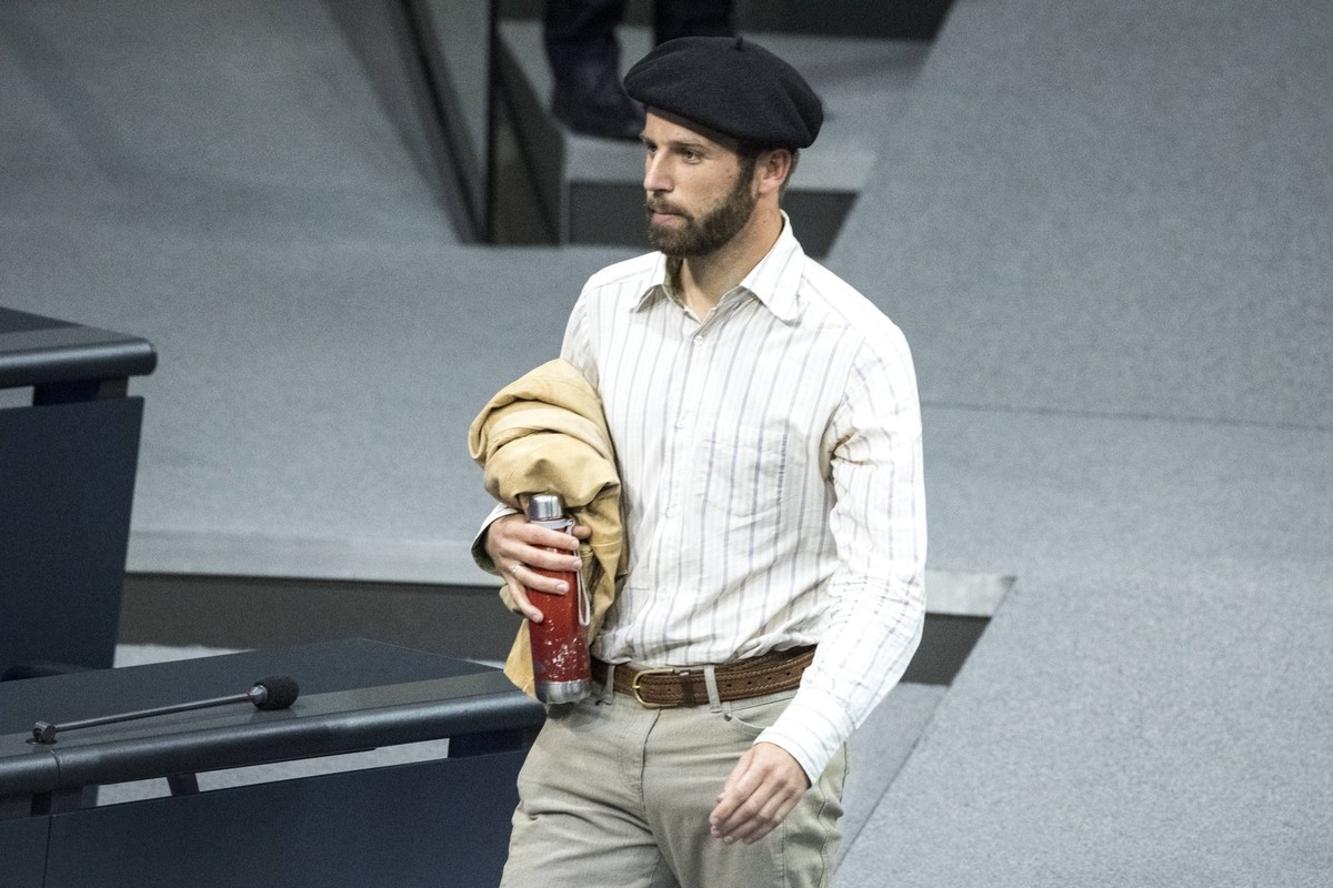 Marcel Bauer, Abgeordneter der Partei Die Linke mit einer Baskenmütze verlässt am 15.05.25 im Bundestag in Berlin nach Aufforderung von Bundestagsvizepräsidentin Lindholz den Plenarsaal. Foto: bildgeh ...