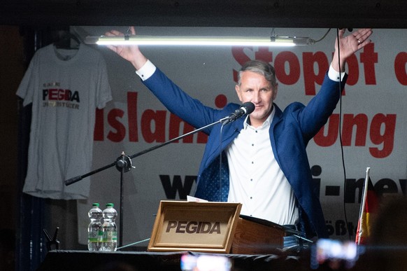 ARCHIV - 13.09.2021, Sachsen, Dresden: Björn Höcke, Vorsitzender der AfD in Thüringen, nimmt an einer Kundgebung der islam- und fremdenfeindlichen Pegida-Bewegung auf dem Wiener Platz teil. (zu dpa &q ...