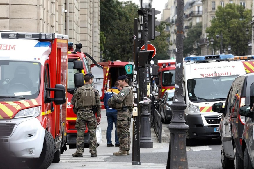 Polizisten sperren den Tatort in Paris ab.