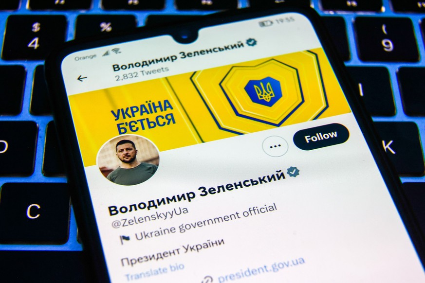 Auch auf seinem offiziellen Twitter-Account informiert der ukrainische Präsident Wolodymyr Selenskyj über das Kriegsgeschehen.
