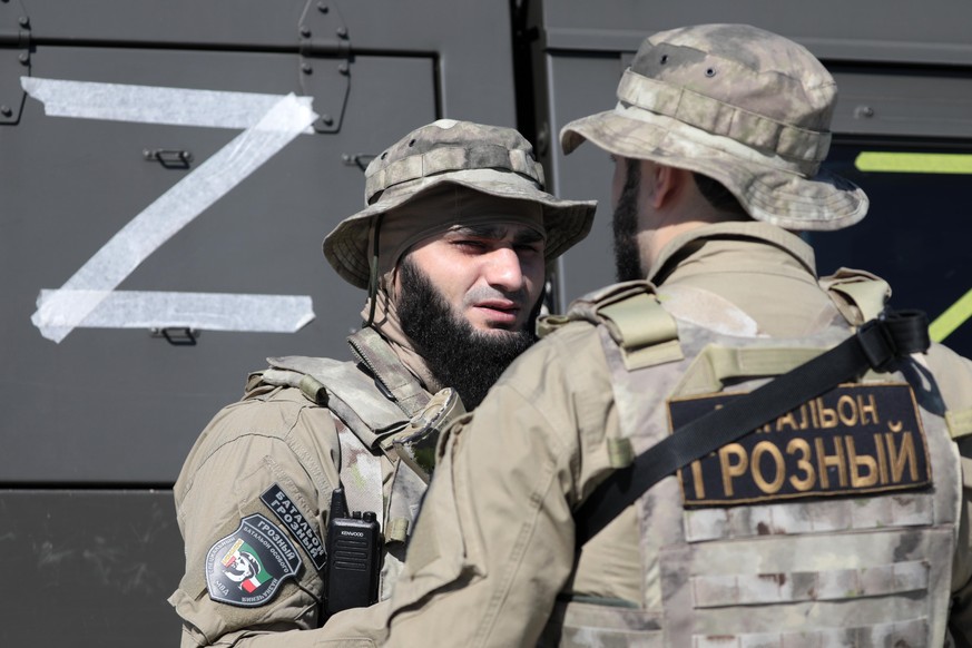 DIESES FOTO WIRD VON DER RUSSISCHEN STAATSAGENTUR TASS ZUR VERFÜGUNG GESTELLT. [GROZNY, CHECHEN REPUBLIC, RUSSIA - MARCH 29, 2022: Servicemen are seen during a review of the Chechen Republic&#039;s tr ...