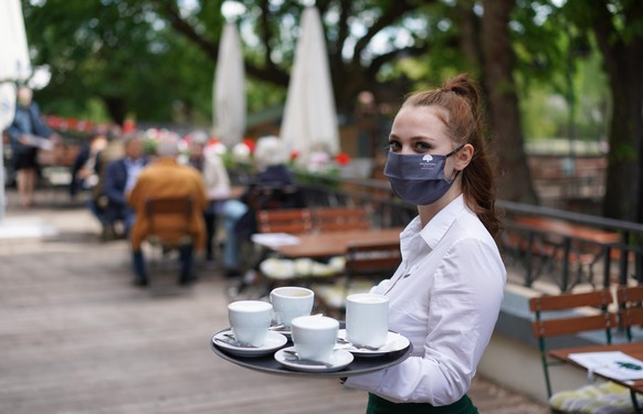 In den Außenbereichen von Cafés und Restaurants ist die Ansteckungsgefahr niedriger, Hygiene-Maßnahmen müssen dennoch eingehalten werden.