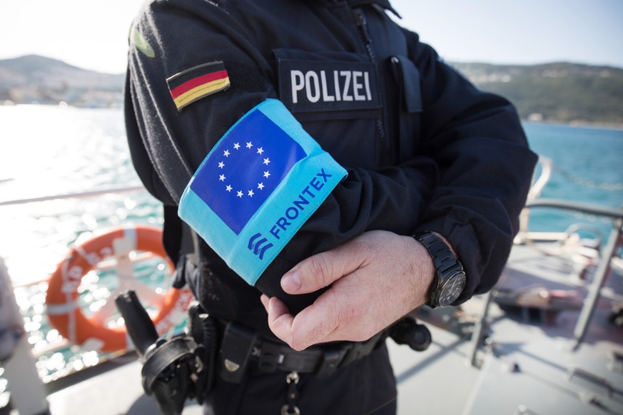 ARCHIV - 01.03.2016, Griechenland, Vathi: Ein Beamter der Bundespolizei See steht im Hafen der Insel Samos auf dem Vordeck eines Streifenboots vor einer ersten Erkundungsfahrt. Etliche Stellen ermitte ...