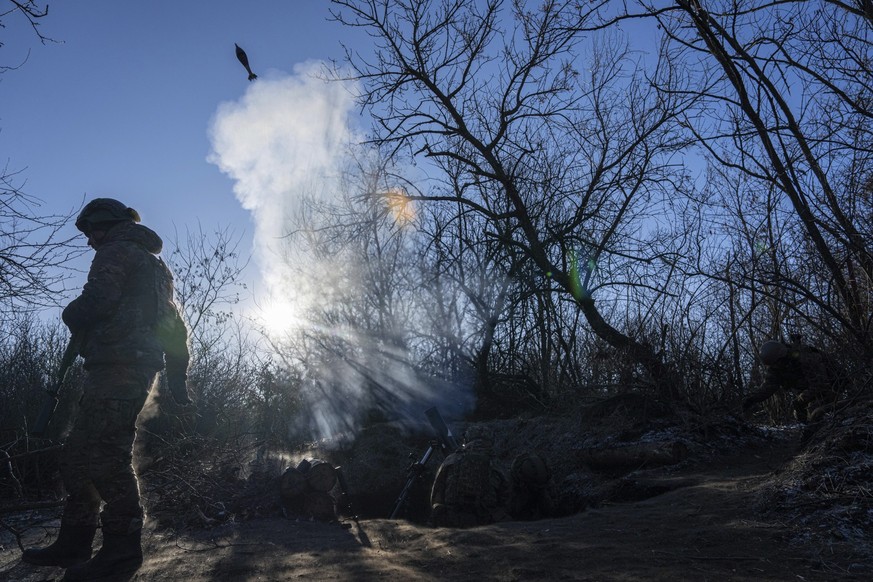 11.01.2023, Ukraine, Bachmut: Ukrainische Soldaten feuern mit einem 120-mm-Mörser auf russische Stellungen an der Frontlinie in der Nähe von Bachmut. Foto: Evgeniy Maloletka/AP/dpa +++ dpa-Bildfunk ++ ...