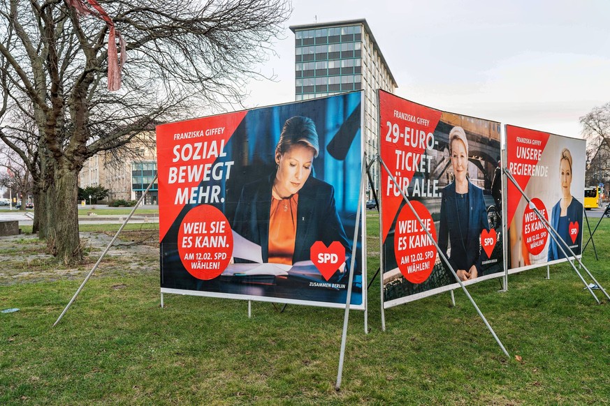 05.02.2023,Berlin,Deutschland,drei Wahlplakate der SPD mit Franziska Giffey zur Wiederholung der Wahl zum Abgeordnetenhaus von Berlin und zu den Bezirksverordnetenversammlungen am 12.02.2023. *** 05 0 ...