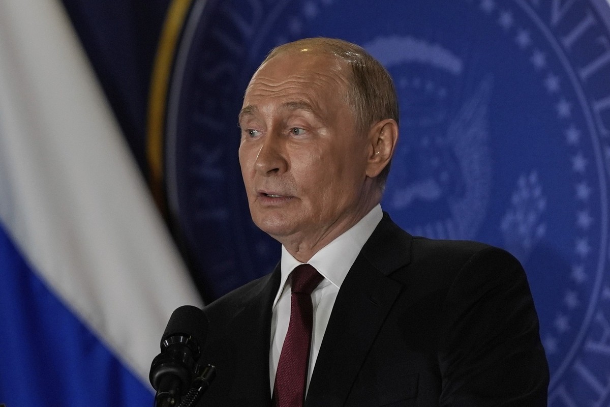 15.08.2025, USA, Joint Base Elmendorf-Richardson: Der russische Präsident Wladimir Putin spricht während einer Pressekonferenz mit US-Präsident Trump auf der Joint Base Elmendorf-Richardson, Alaska. F ...