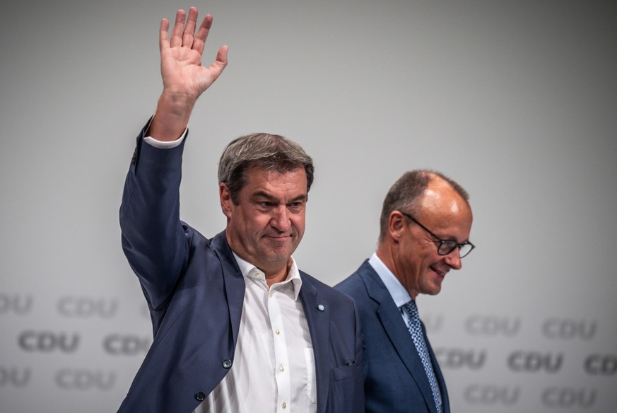 10.09.2022, Niedersachsen, Hannover: Markus Söder (CSU, l), Ministerpräsident von Bayern und CSU-Vorsitzender, winkt neben Friedrich Merz, CDU Bundesvorsitzender, beim Bundesparteitag der CDU. Beim zw ...