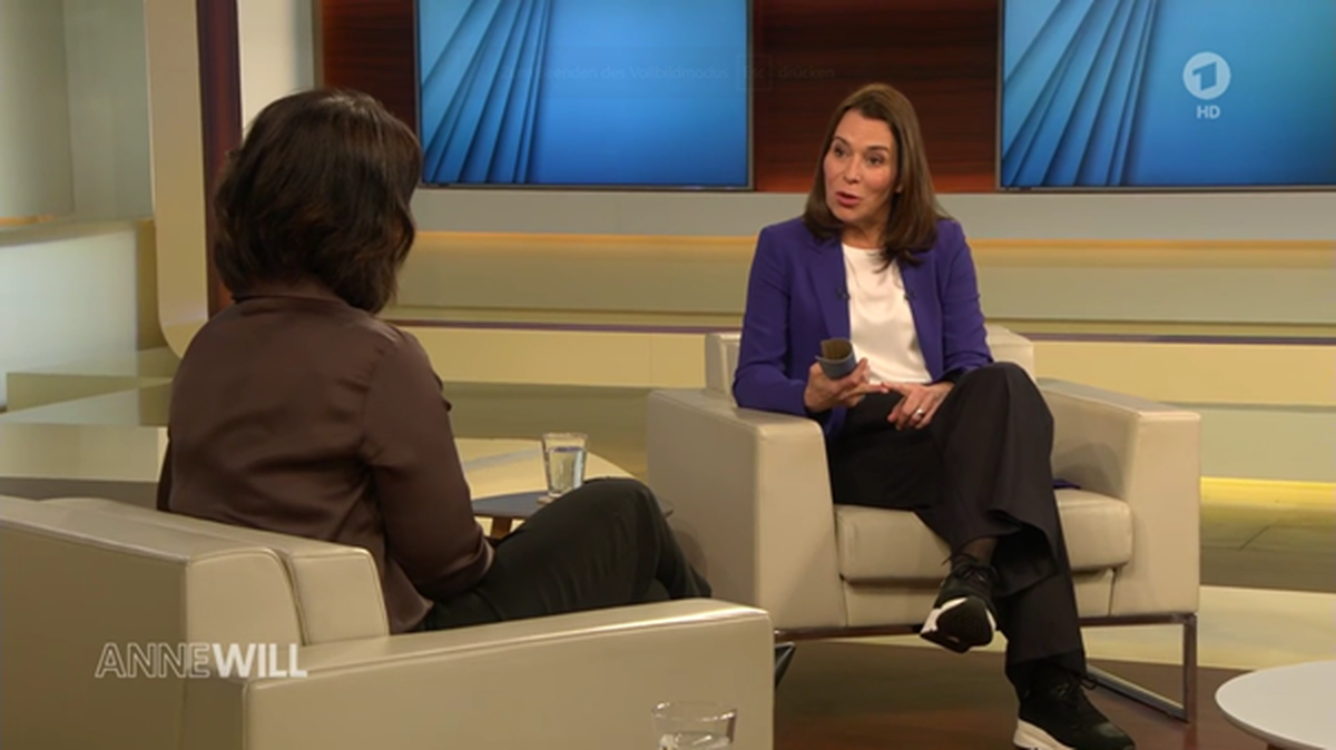 Annalena Baerbock (links) muss sich den Fragen von Anne Will (rechts) stellen.