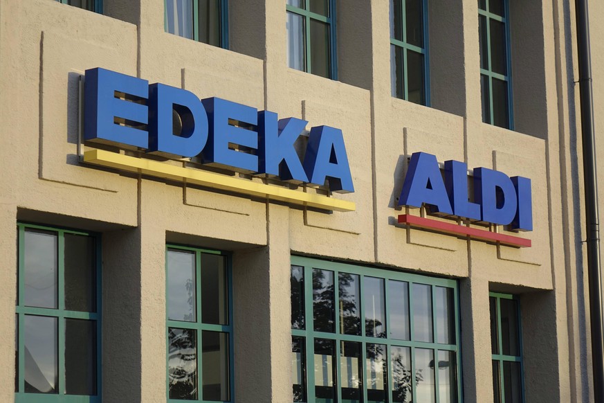 EDEKA und ALDI in Greifswald EDEKA und ALDI in Greifswald, 02.08.2020, Greifswald, Mecklenburg-Vorpommern, An einem Einkaufszentrum in Greifswald stehen die Schriftz