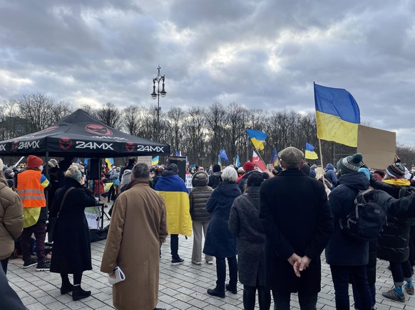 Demonstranten der Kampagne "Stand with Ukraine" auf dem Platz des 18. März am Samstag in Berlin.