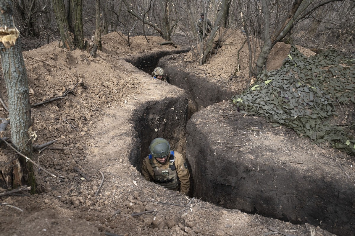 FILE - Ukrainian servicemen of the 28th Separate Mechanised Brigade take their position in a trench at the front line, near Bakhmut, Donetsk region, Ukraine, March 3, 2024. (AP Photo/Efrem Lukatsky, F ...