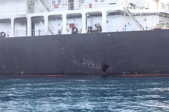 Die Bilder zeigen nach Pentagon-Angaben unter anderem auch das Loch, das eine Haftmine oberhalb der Wasserlinie in den Rumpf eines der Öltanker namens "Kokuka Courageous" gerissen haben soll.