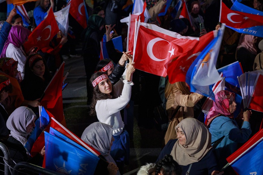 Präsidentschaftswahl in der Türkei 2023 Türkei, Ankara am 14.05.2023: Freude und Party Stimmung an der Zentrale der AK Parti in Ankara kurz am Abend der Präsidentschaftswahl. *** Presidential election ...