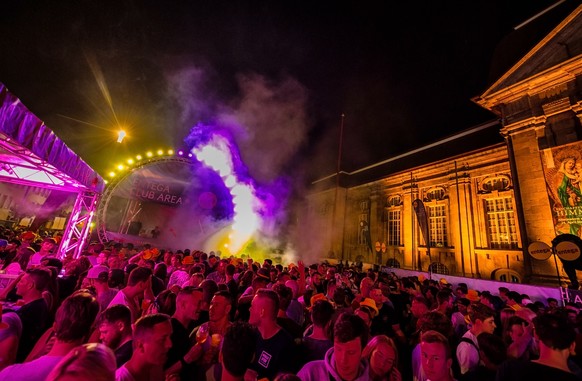 Das Schlossgrabenfest in Darmstadt zählt laut Veranstalter mit rund 400.000 Besuchern zu einem der größten Festivals in Hessen.