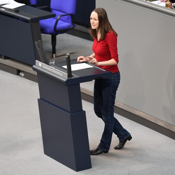 Ingrid Nestle (Grüne), Abgeordnete, spricht zur Europäischen Energiepolitik während der 98.Sitzung des Bundestages zu. Themen der Sitzung sind die erste Beratung des von der Bundesregierung eingebrach ...
